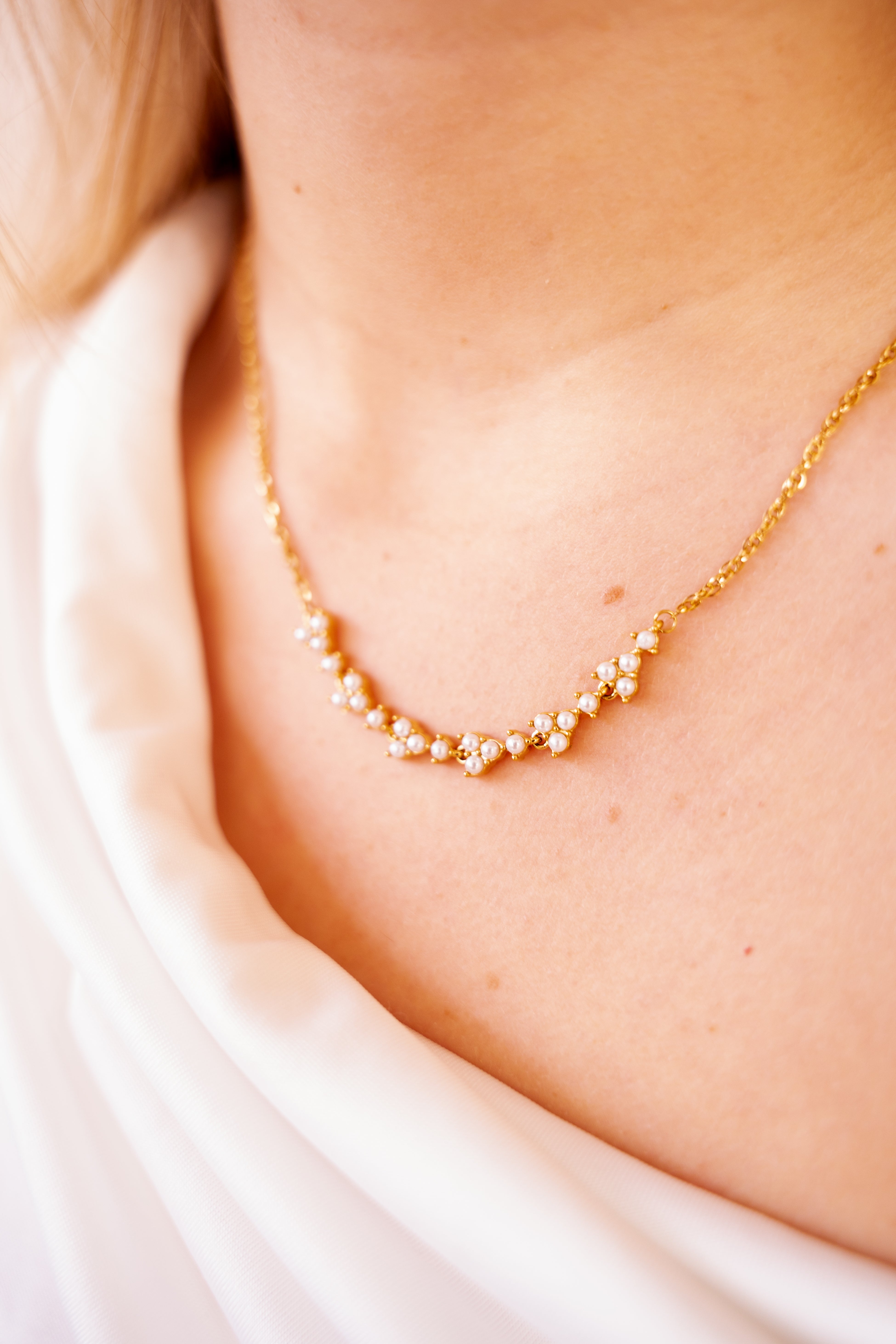 Classy pearl necklace gold