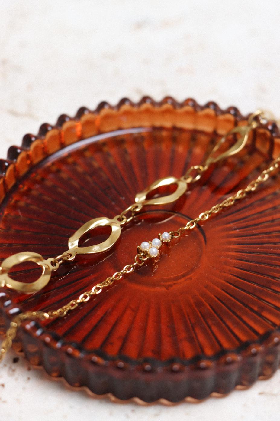 Classy pearl bracelet gold