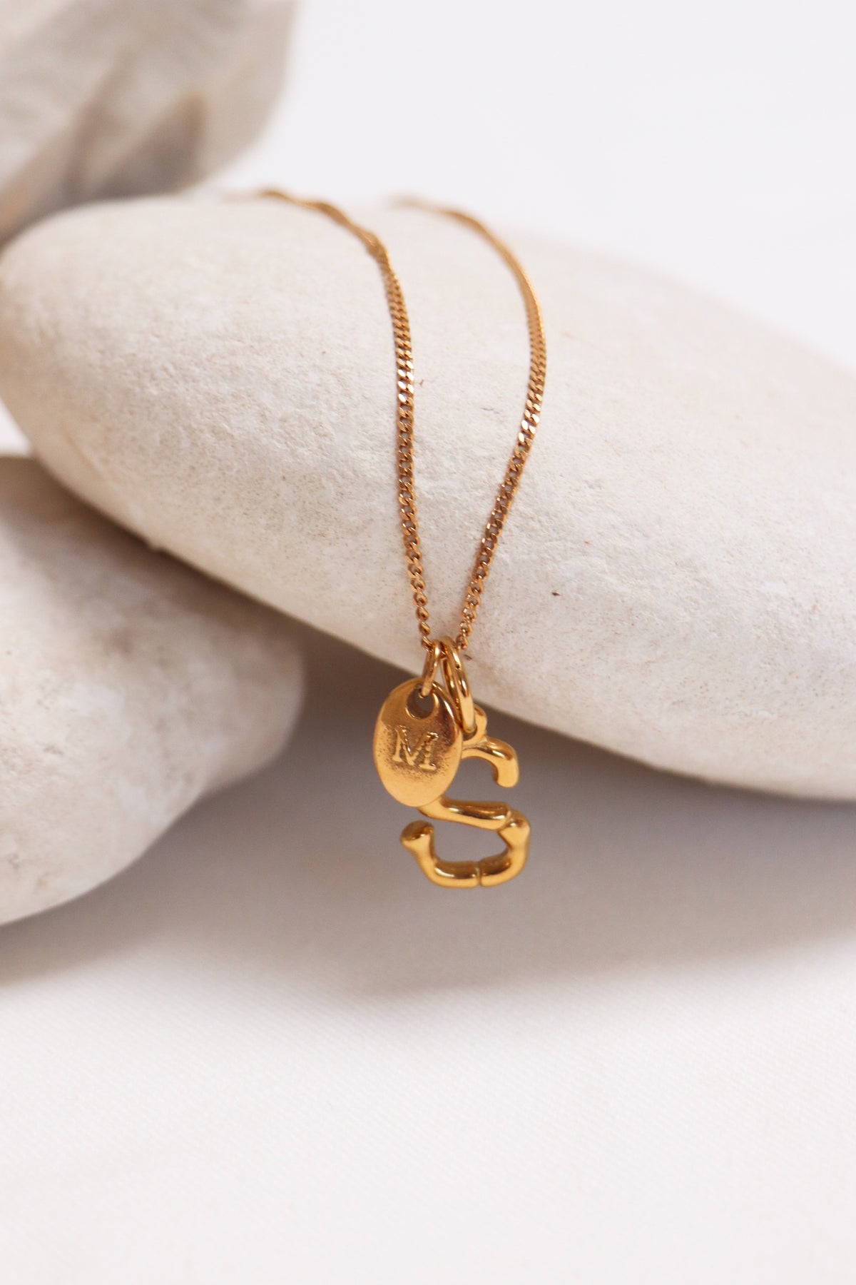 Dots letter charm gold