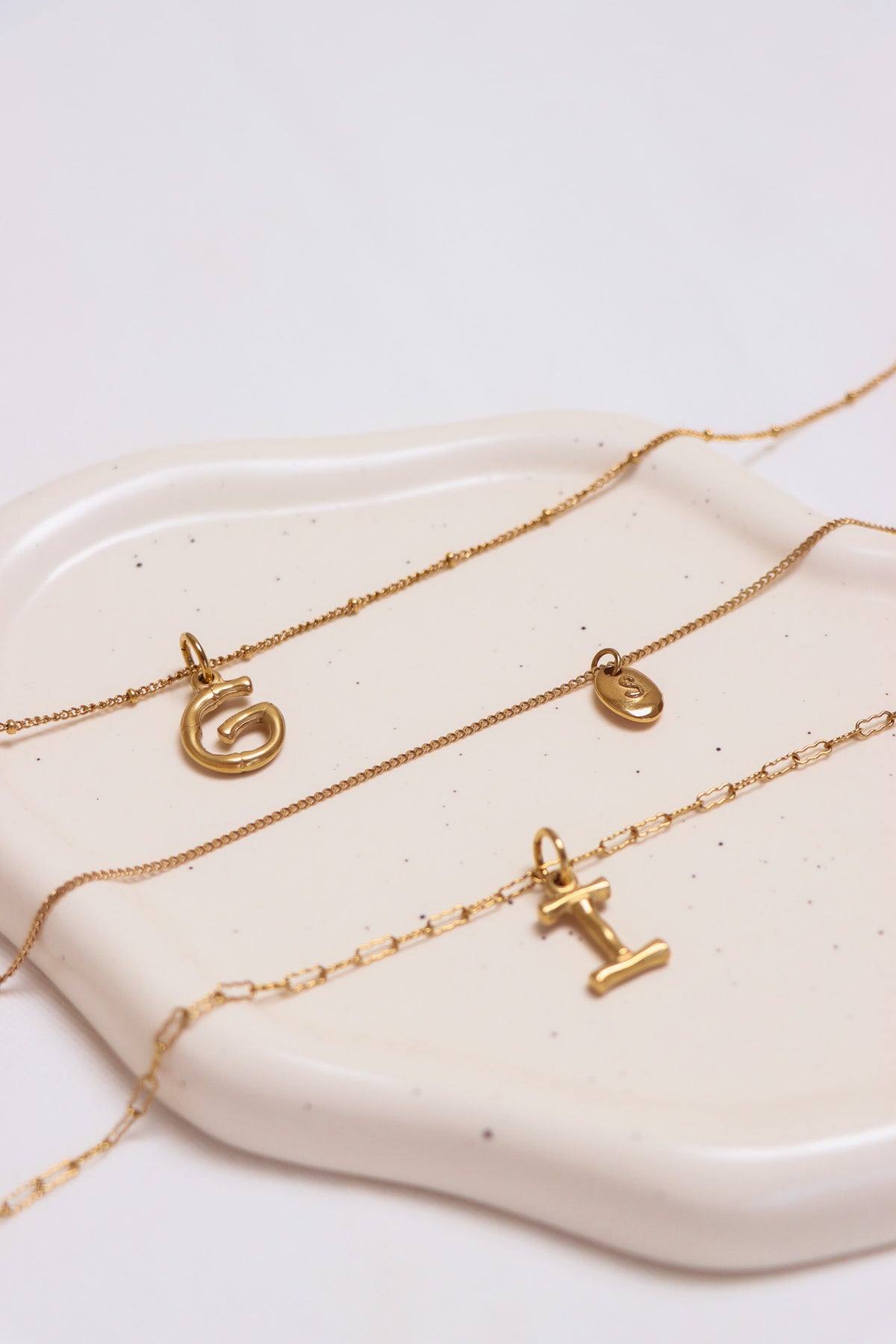 Initial necklace dots gold