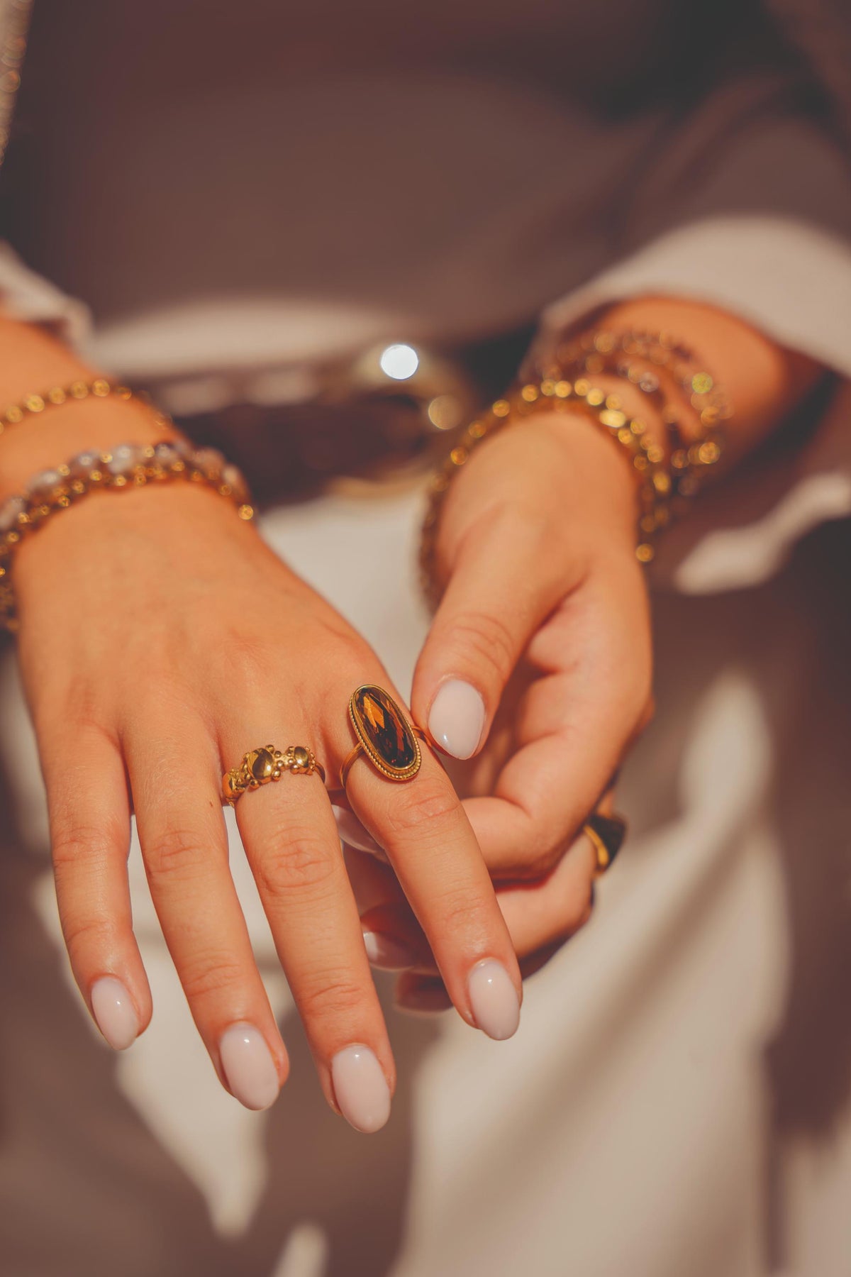 Gouden sieraden look.