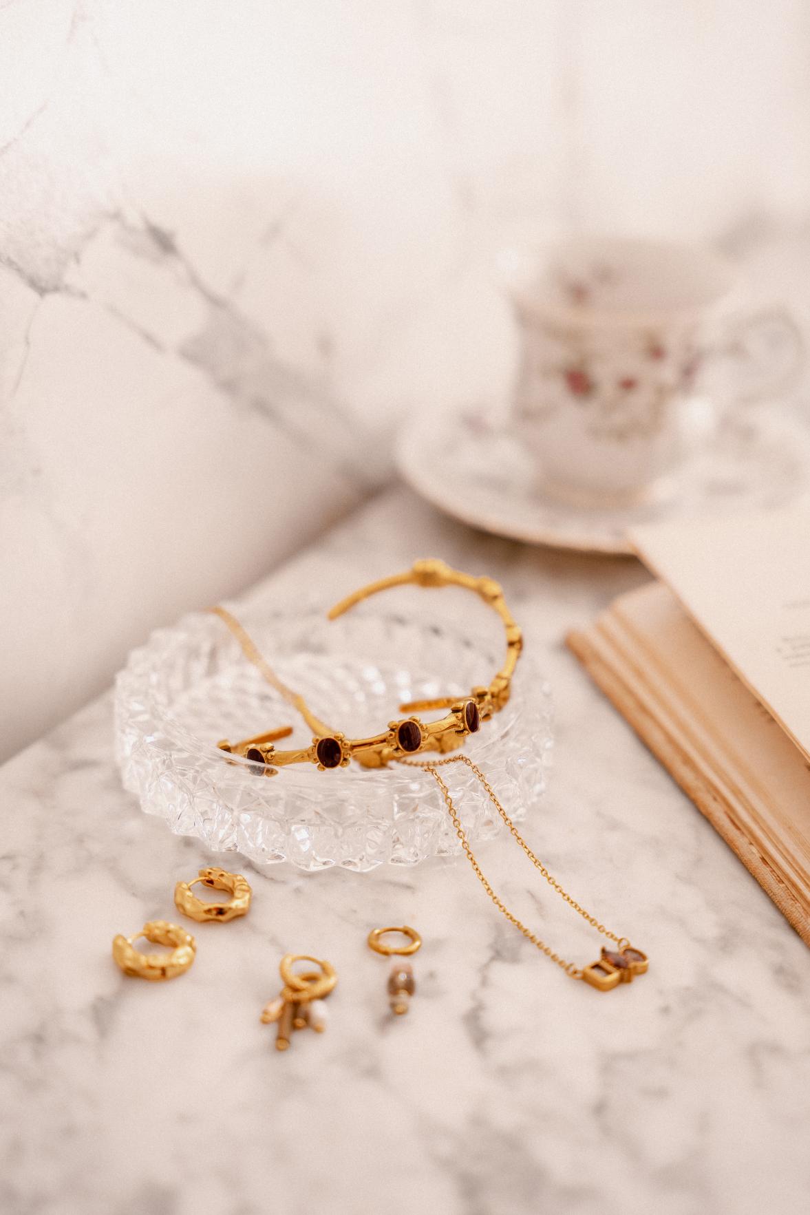 Garnet romance bangle gold
