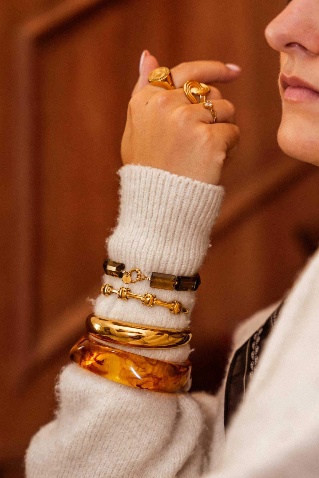 Gouden sieraden look.