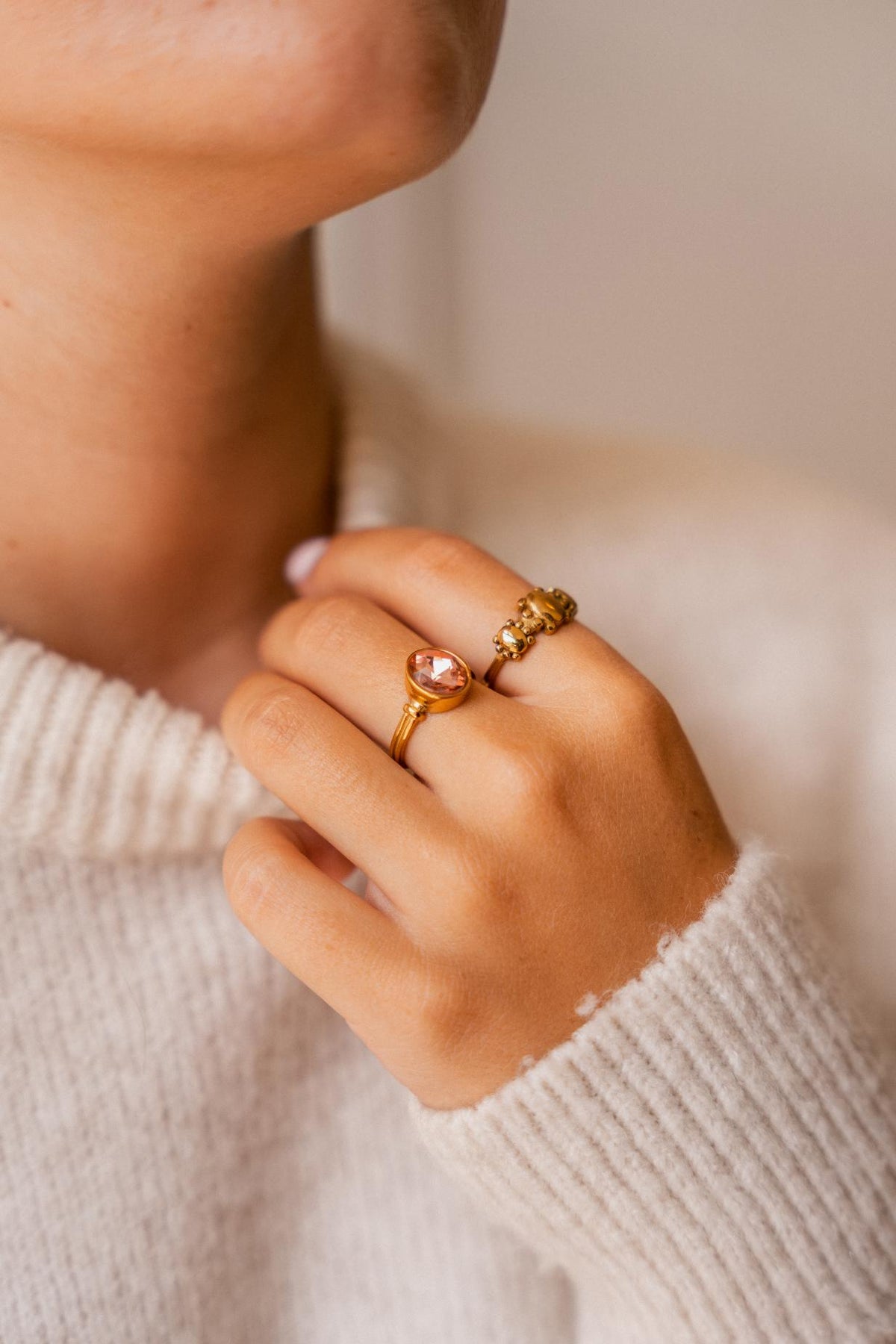 Gouden ring look.