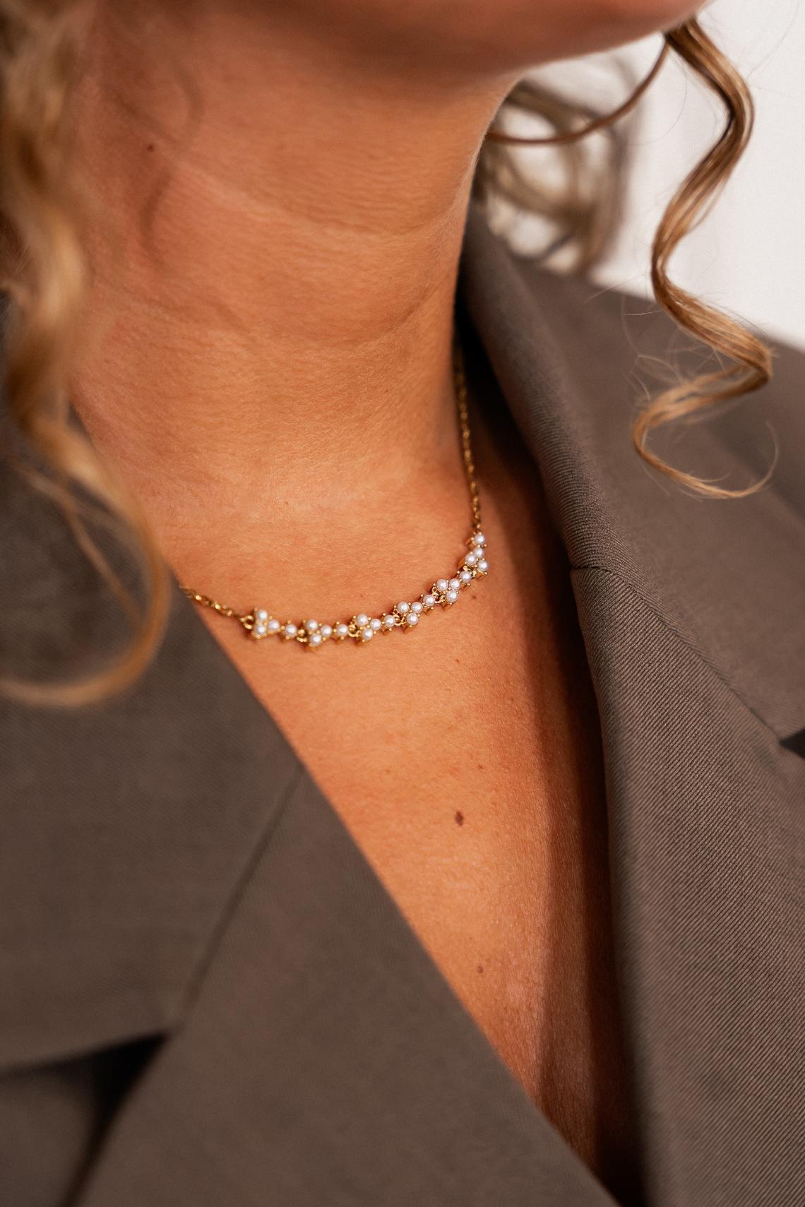 Classy pearl necklace gold