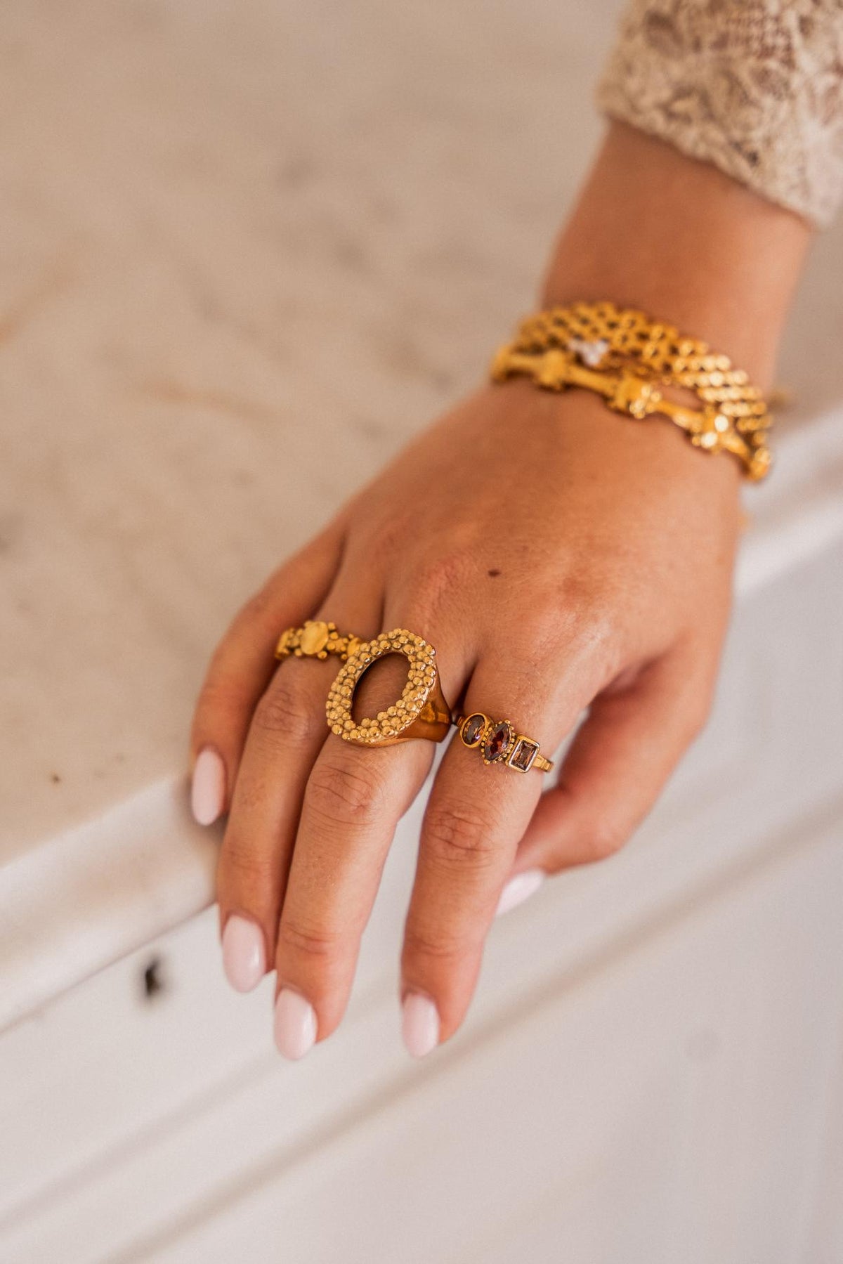 Gouden sieraden look.
