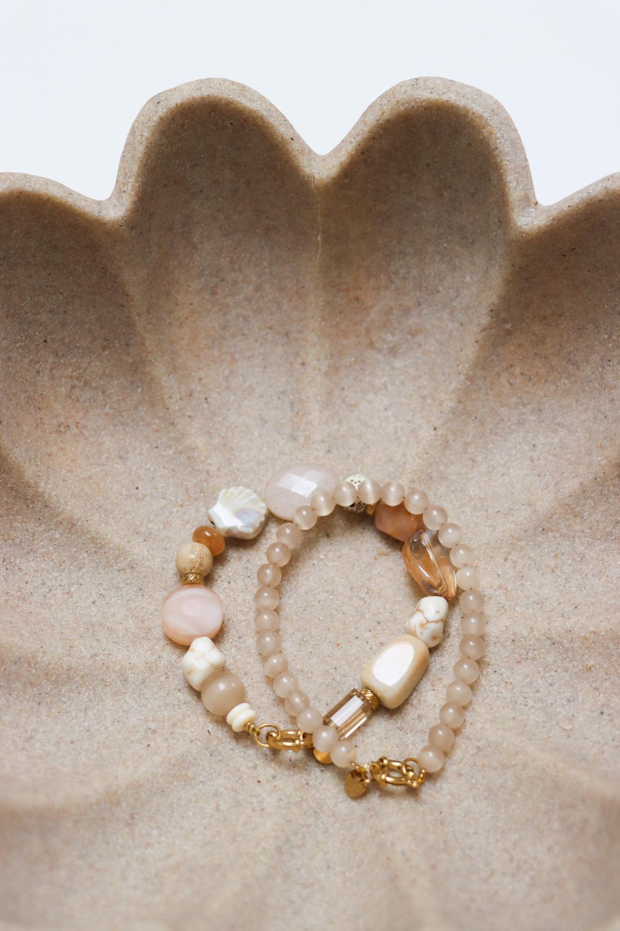 Beige cat eye bracelet gold