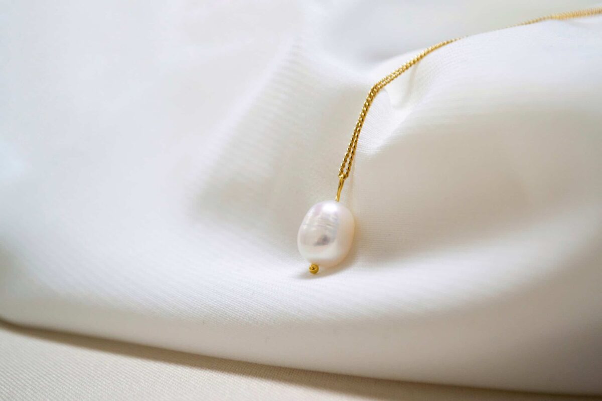 Big pearl necklace gold