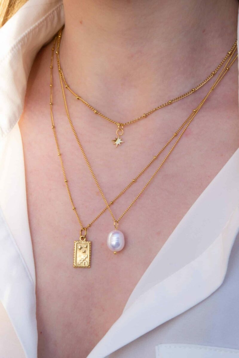 Big pearl necklace gold