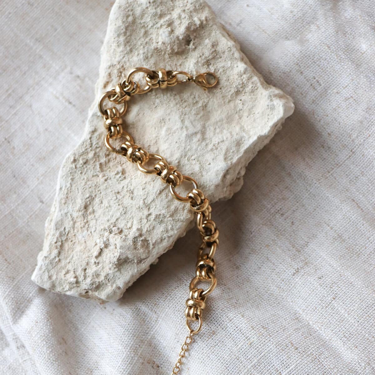 Big round bracelet gold