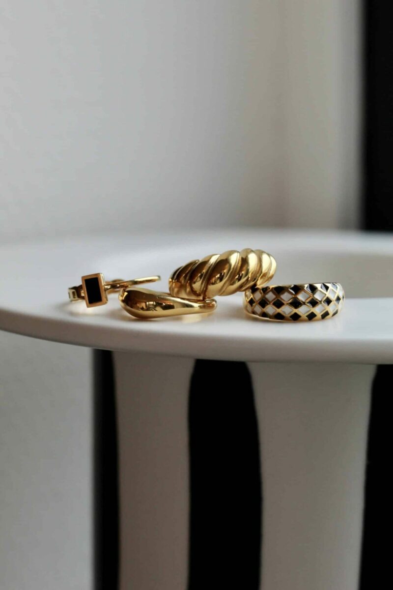 Black square ring gold
