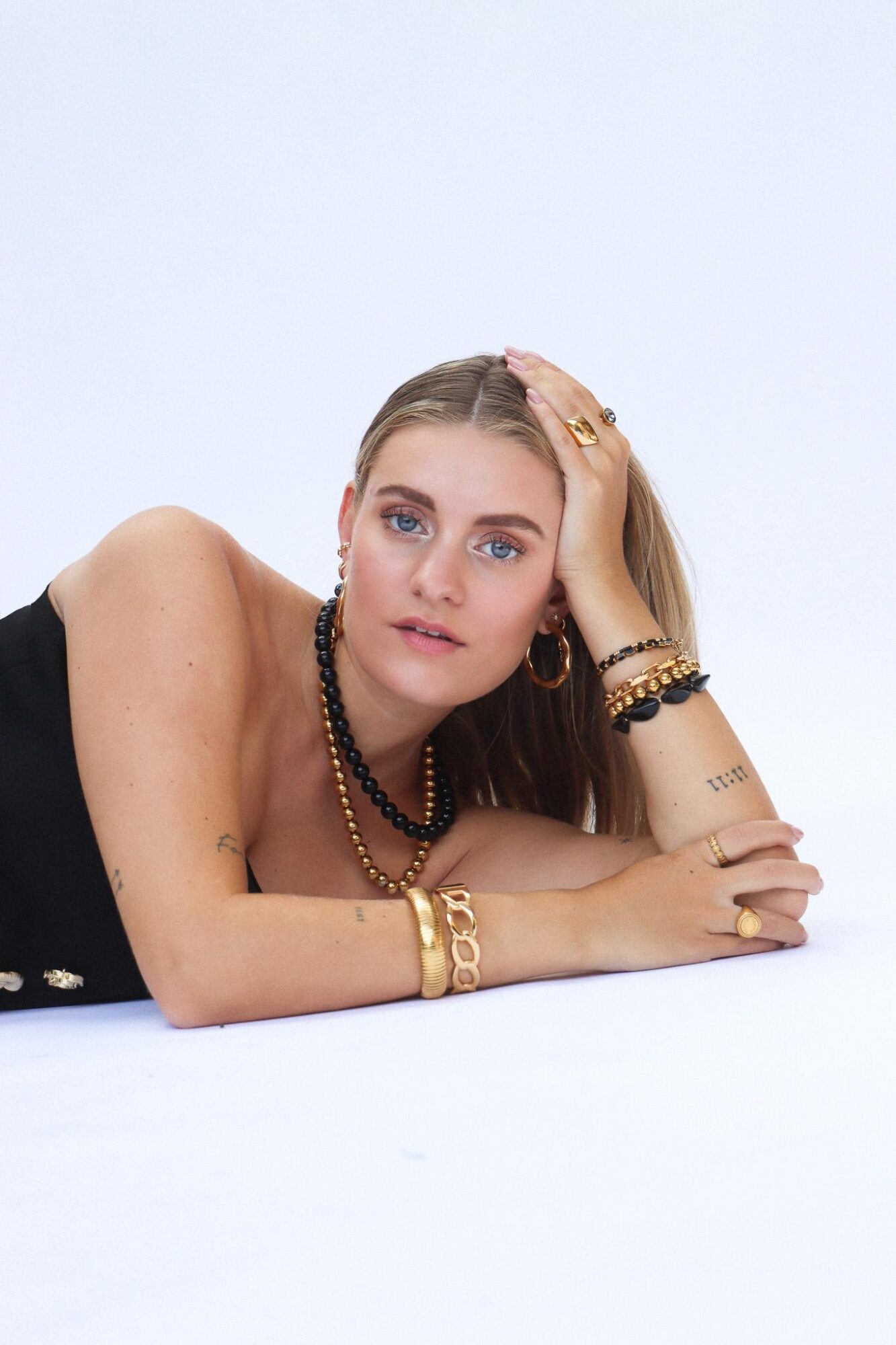 Black stones bracelet gold 2.0