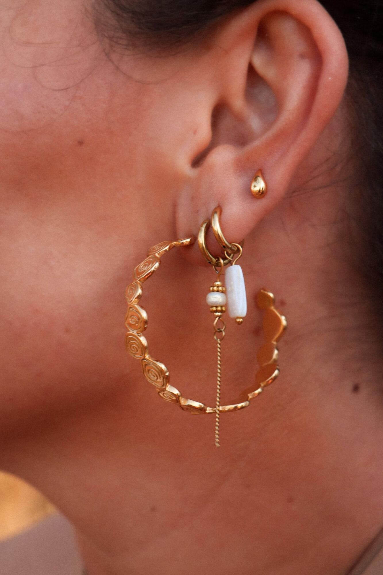 Cloudy hoop gold