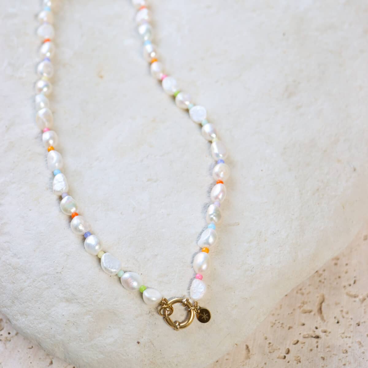 Colorful pearl necklace gold