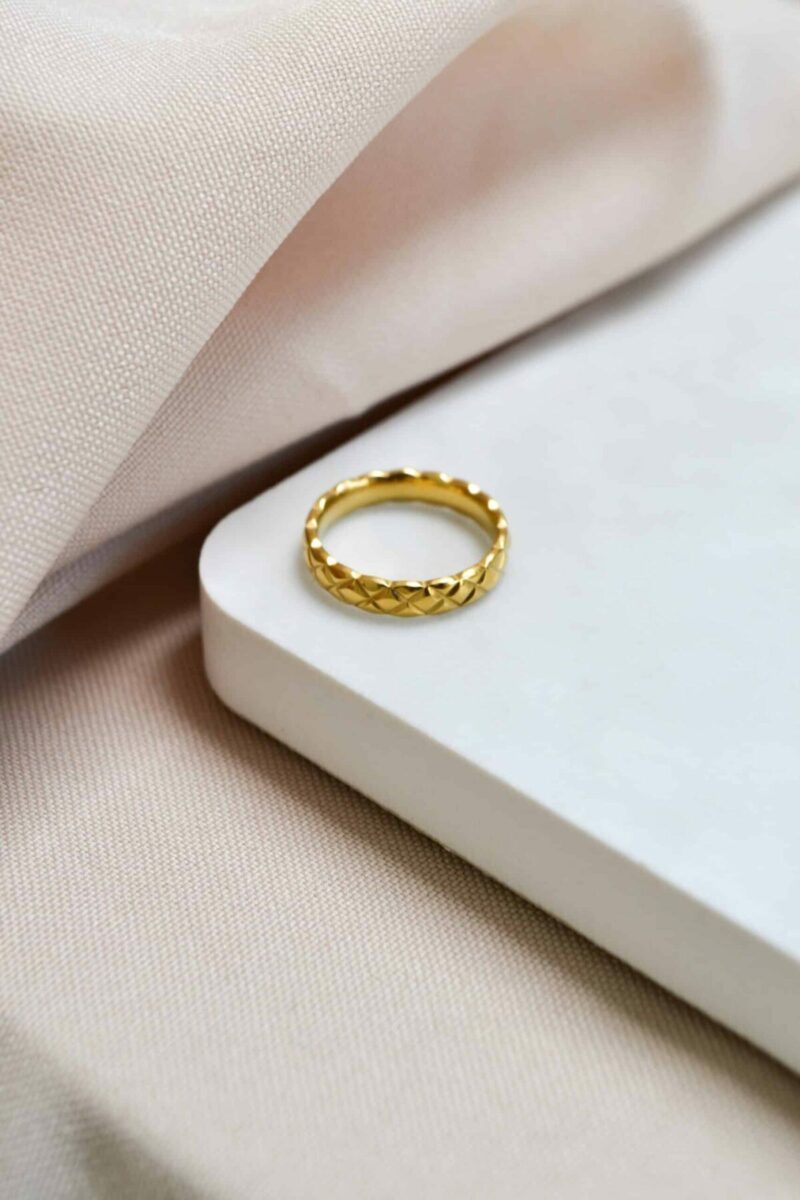 Crisscross ring gold