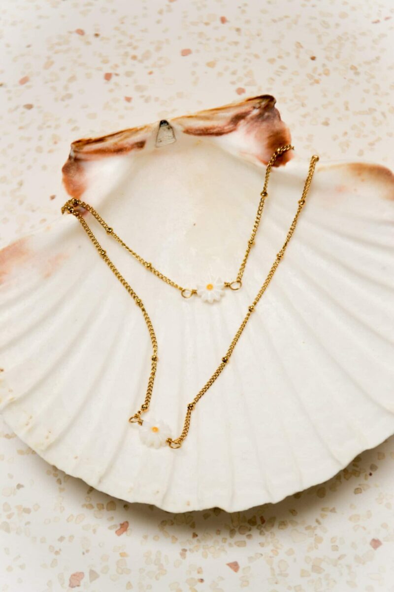 Daisy necklace gold