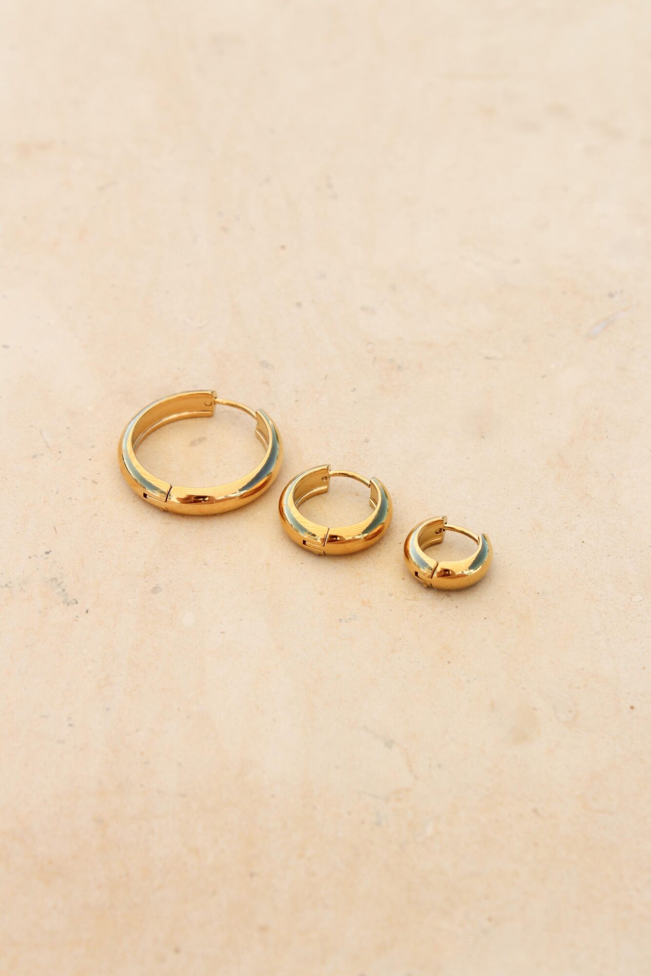 Ella medium hoop gold