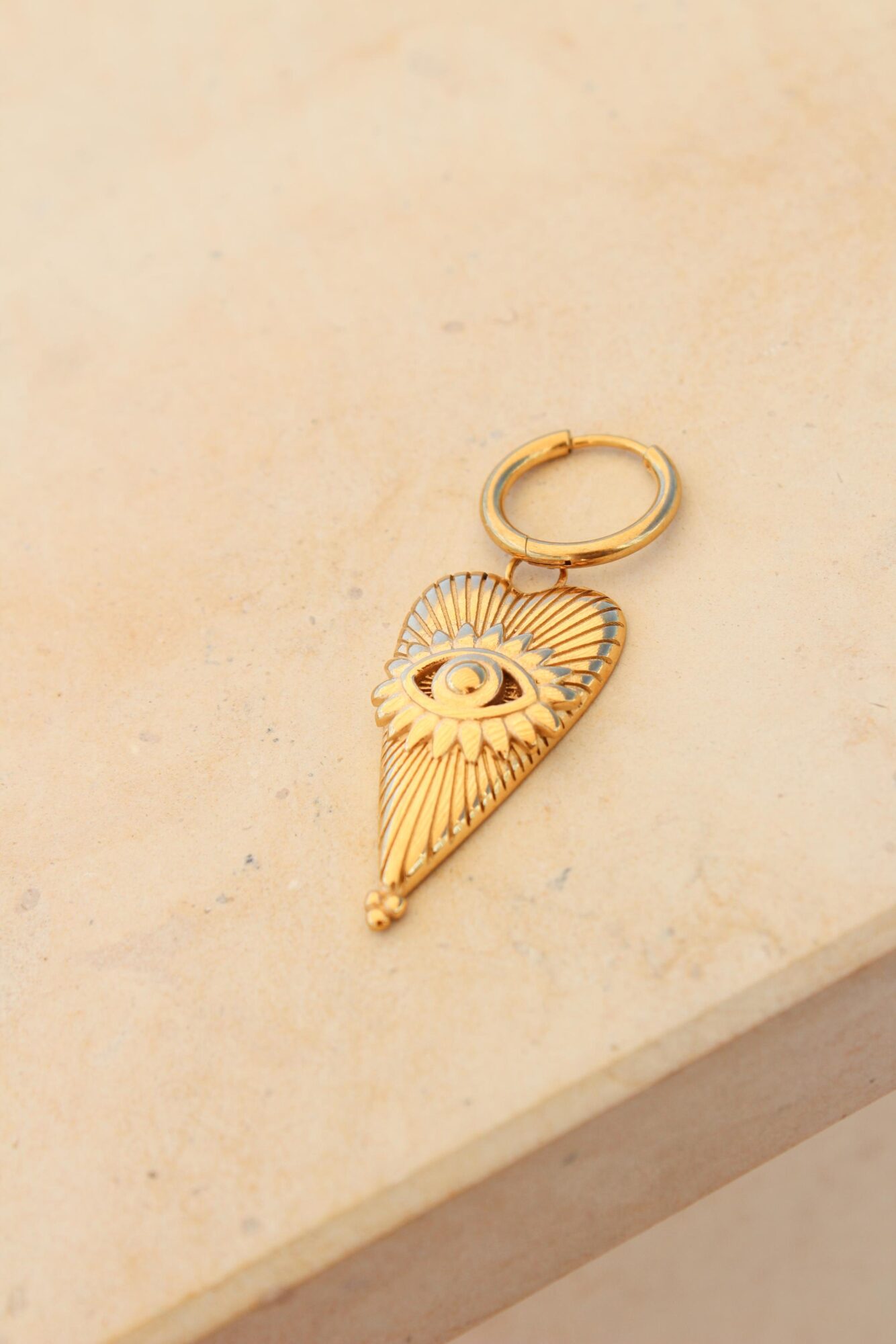 Eye of love hoop gold