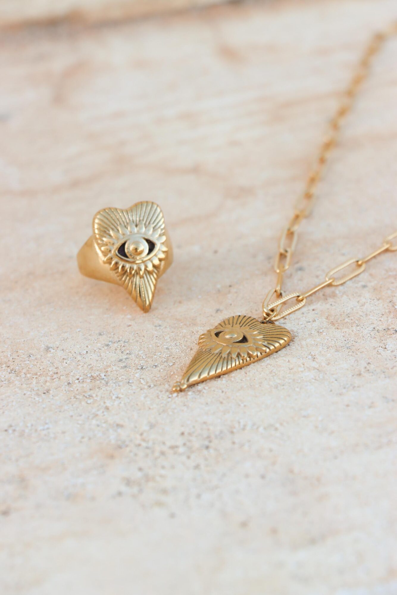 Eye of love ring gold