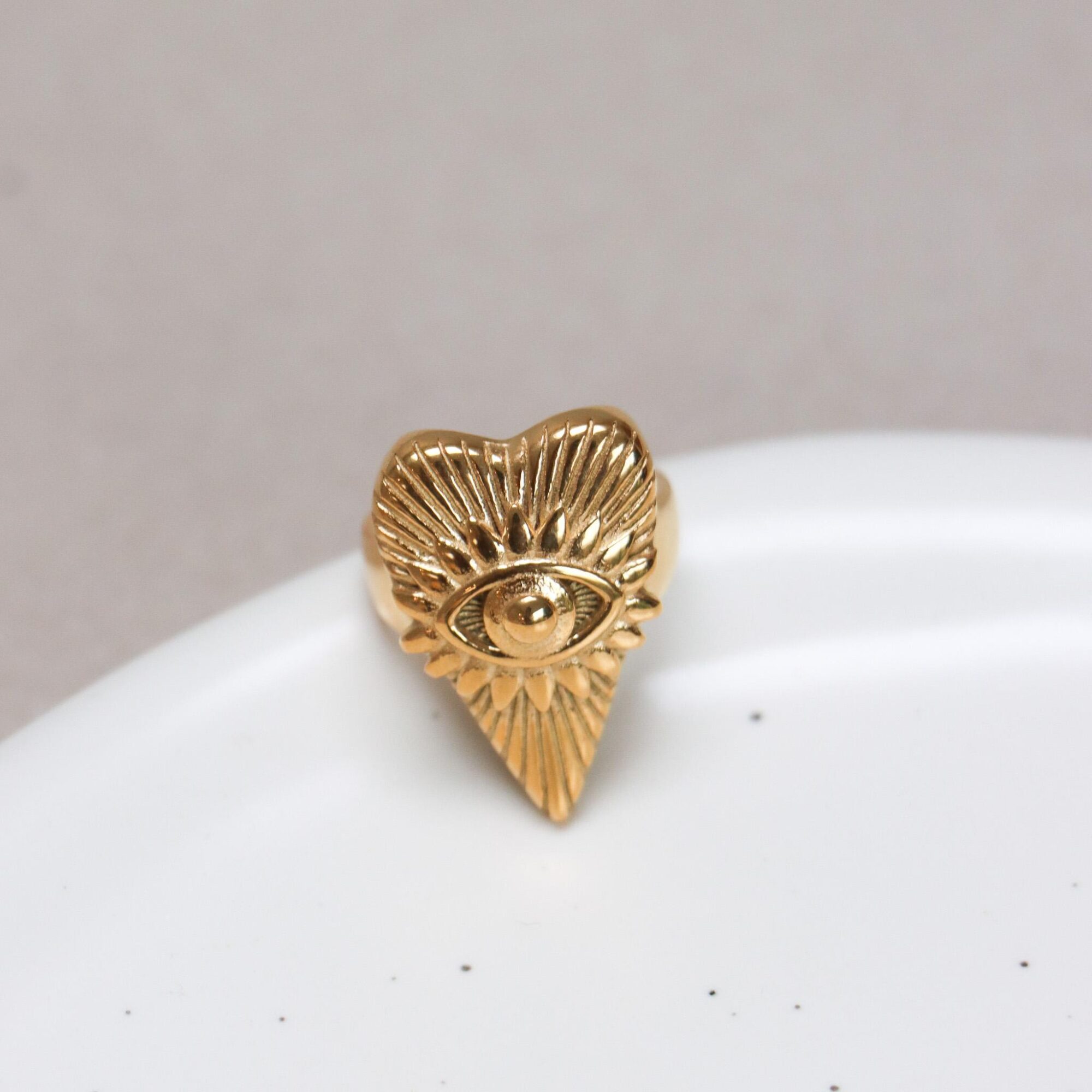 Eye of love ring gold