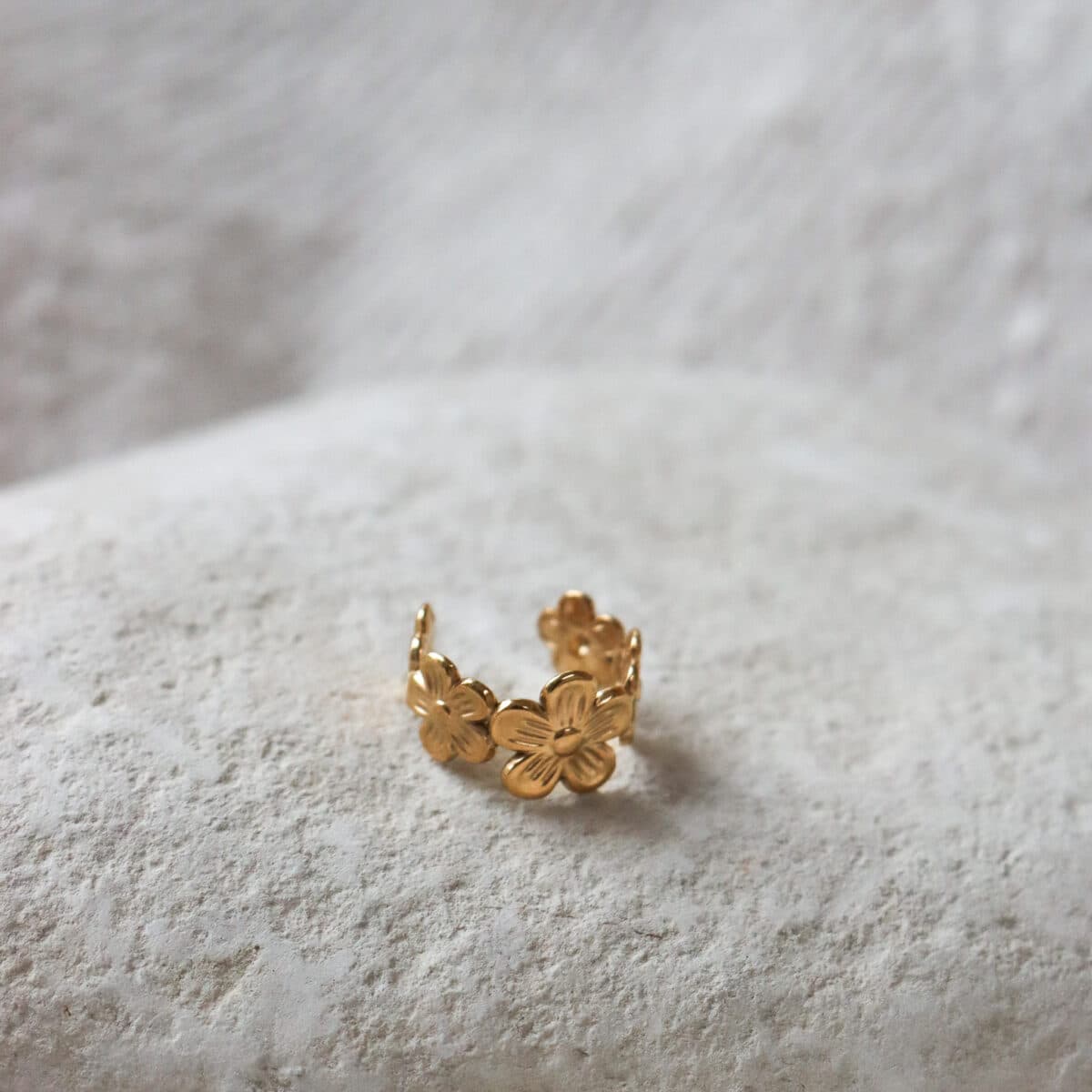 Flowers ear cuff gold