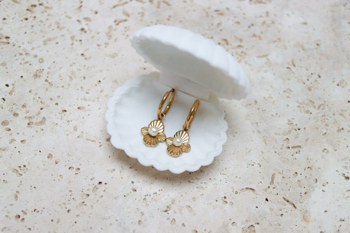 Hidden pearl hoop gold