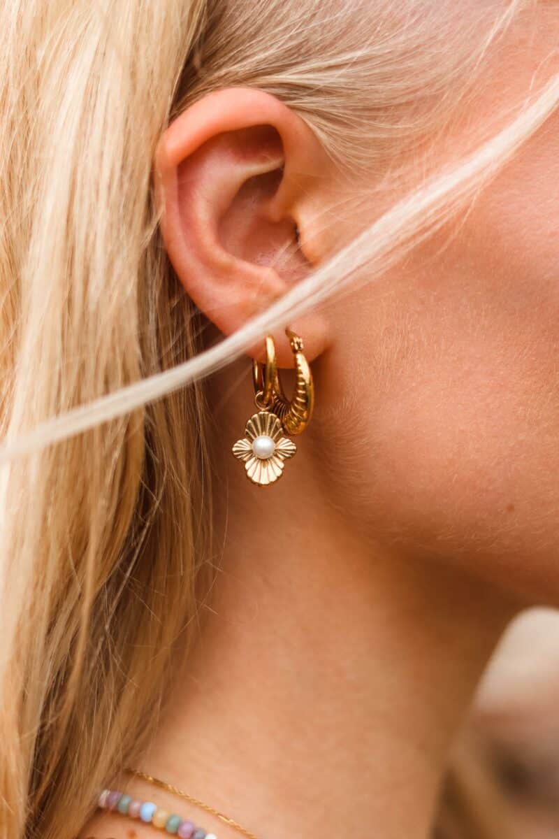 Hidden pearl hoop gold