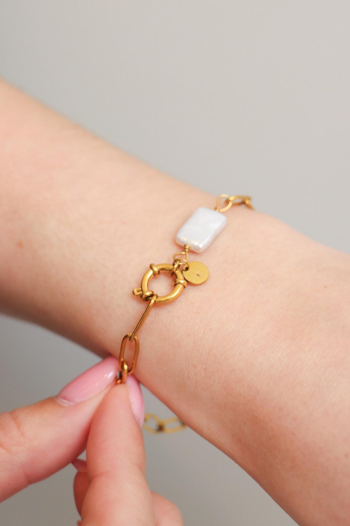Hold on big pearl bracelet gold