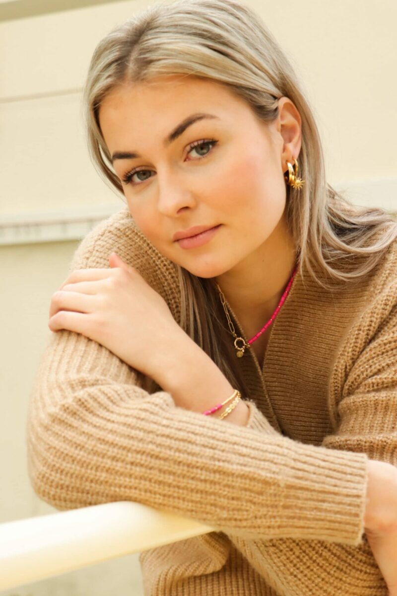 Hooked up round bracelet gold