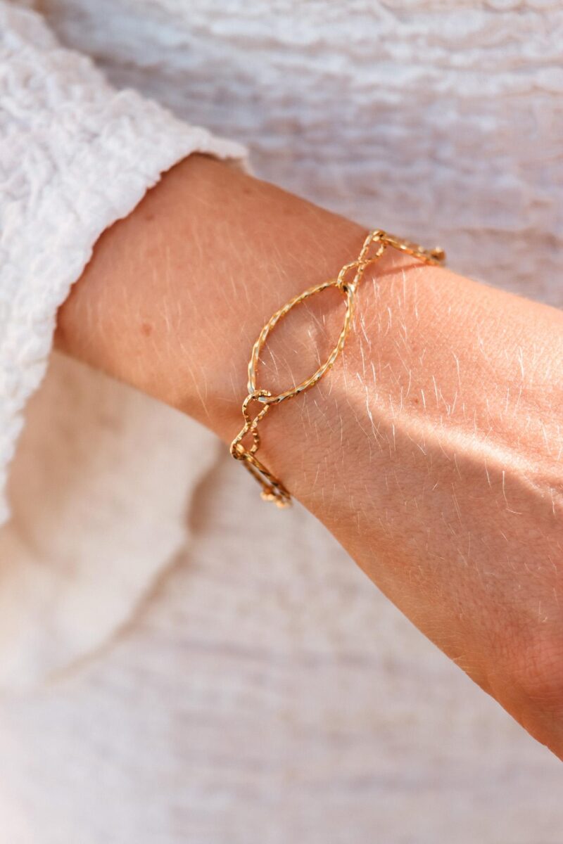 Infinity oval bracelet gold