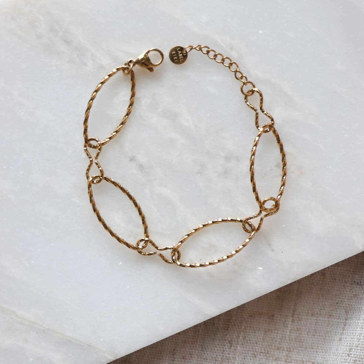 Infinity oval bracelet gold