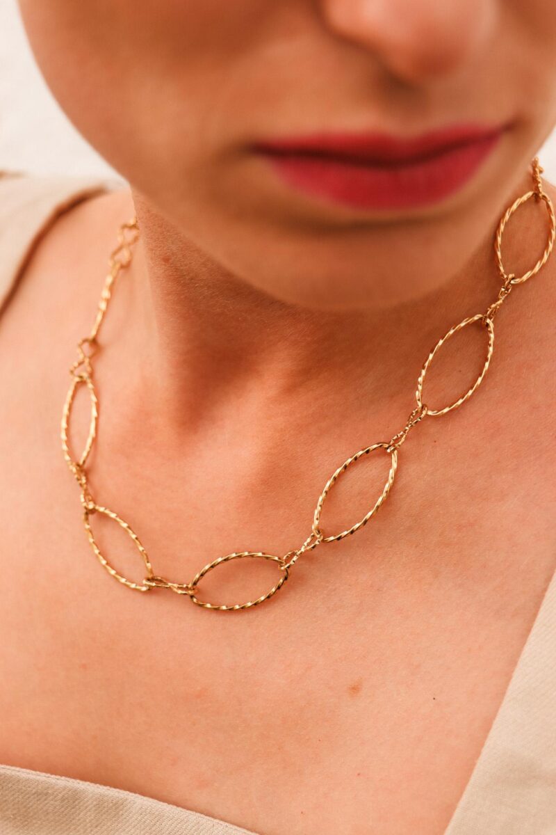Infinity oval necklace gold