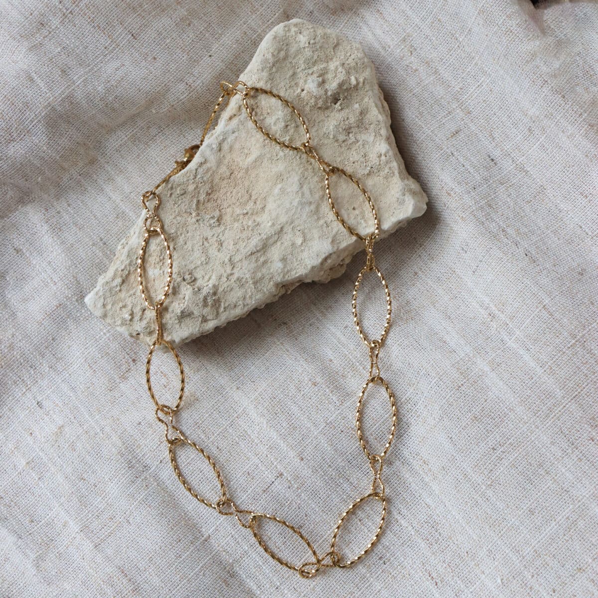 Infinity oval necklace gold