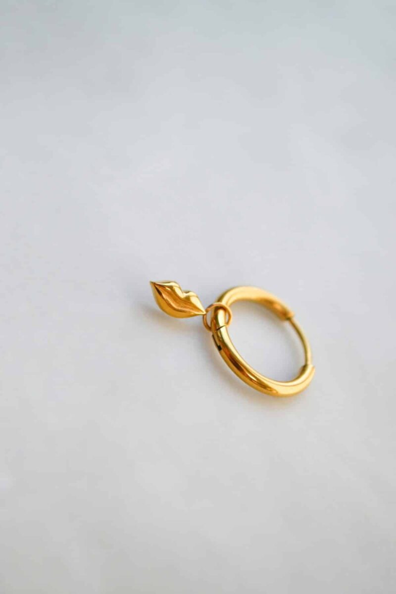 Lips hoop gold