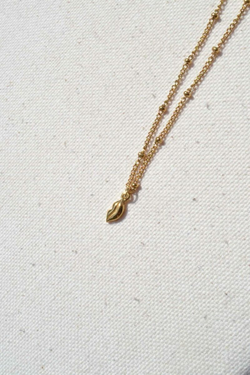 Lips necklace gold