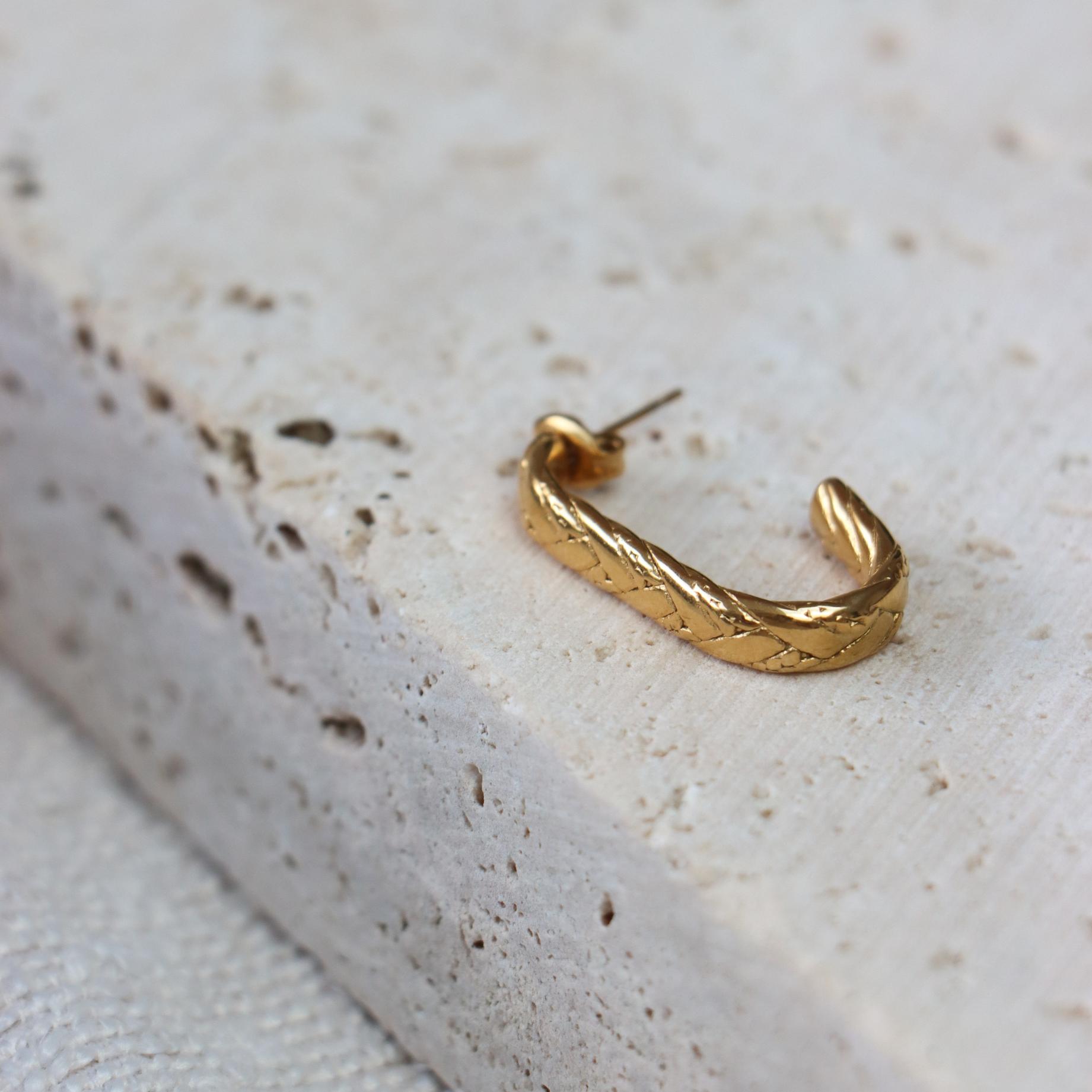 Oval braid hoop gold