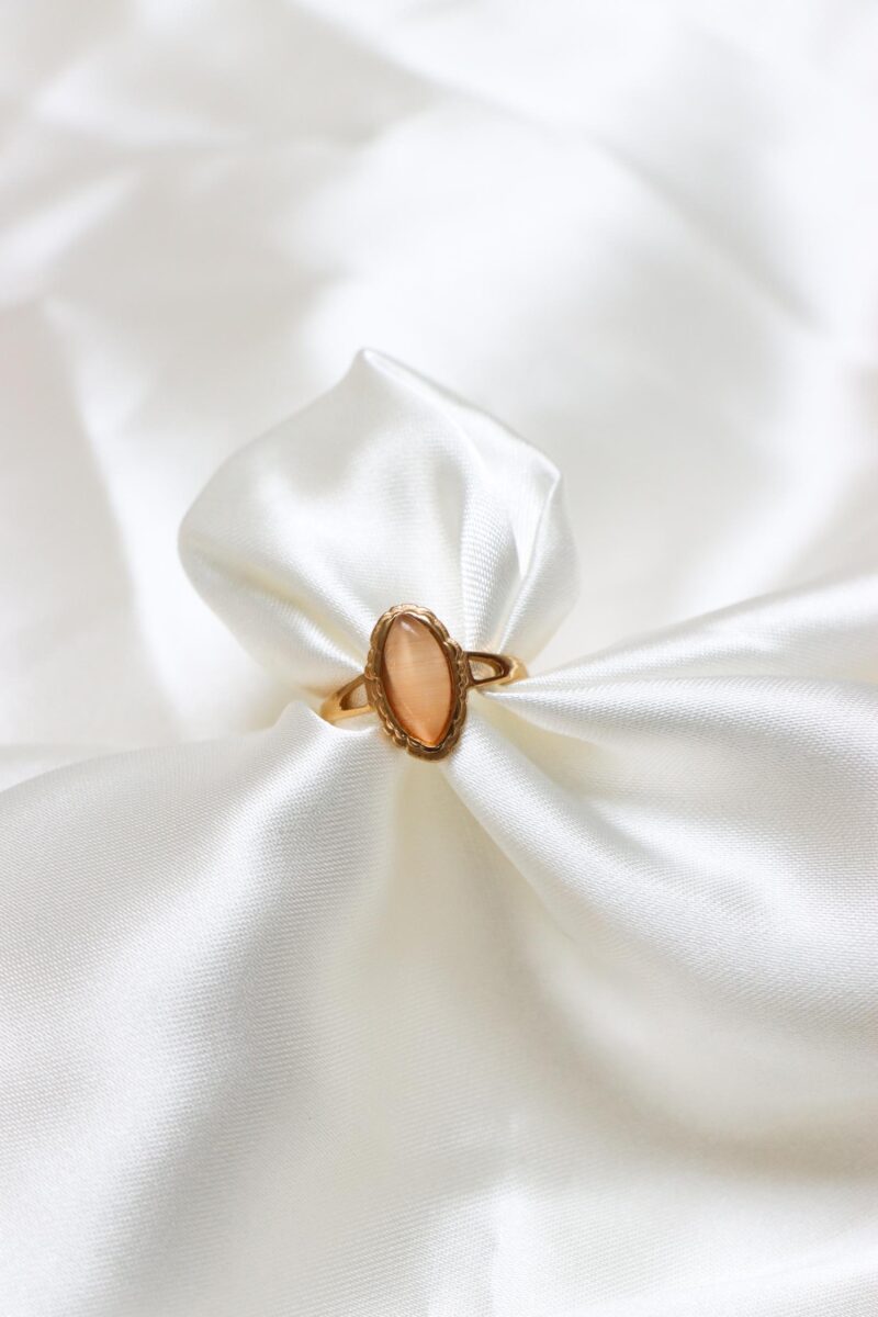 Oval cat eye ring gold