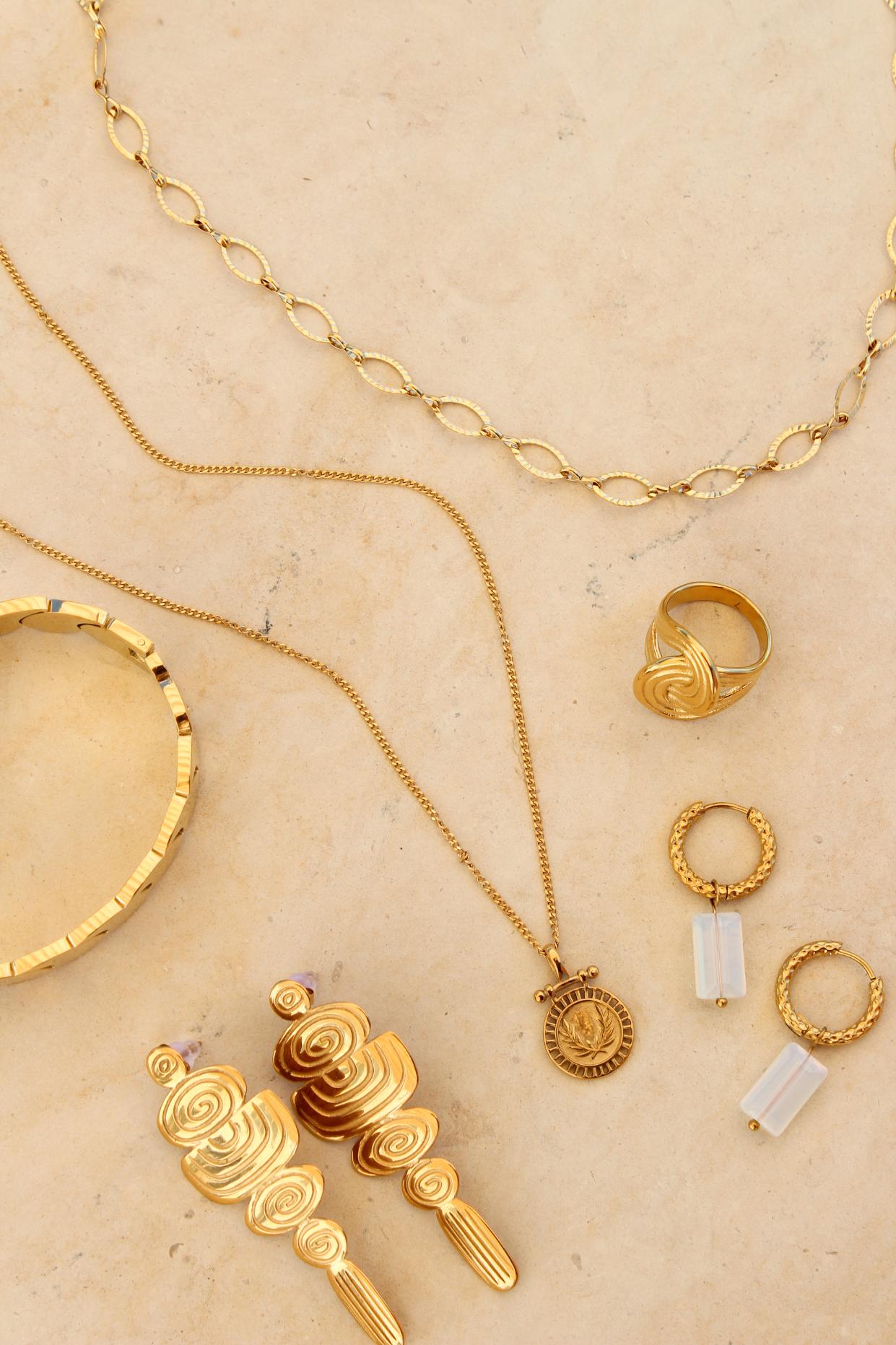 Oval line necklace gold