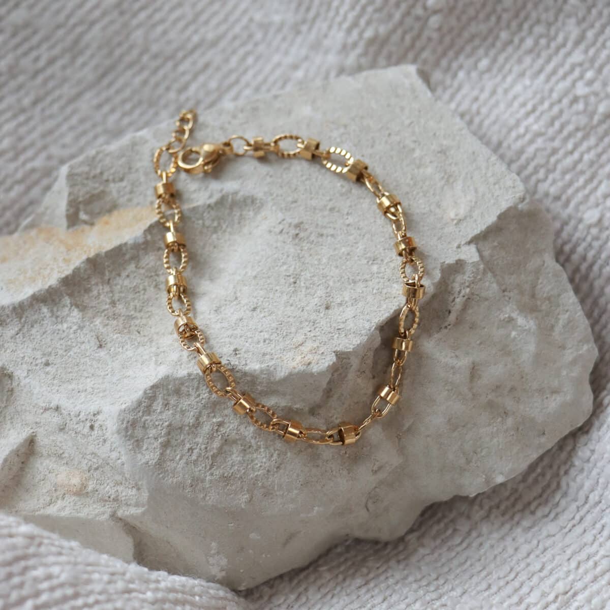 Oval loop bracelet gold