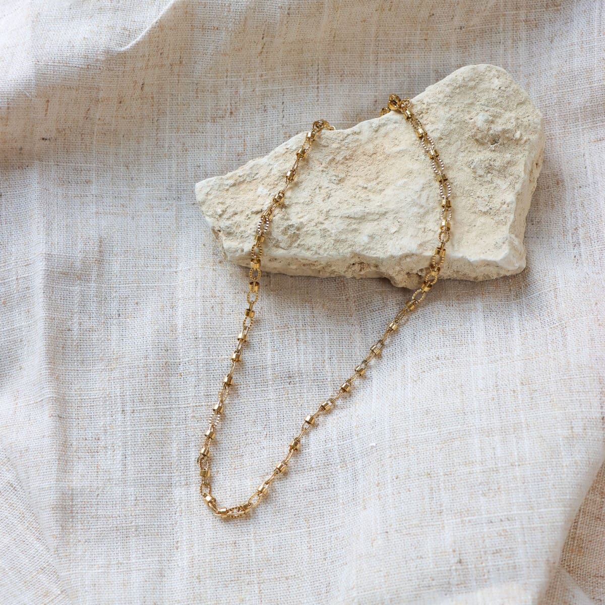 Oval loop necklace gold