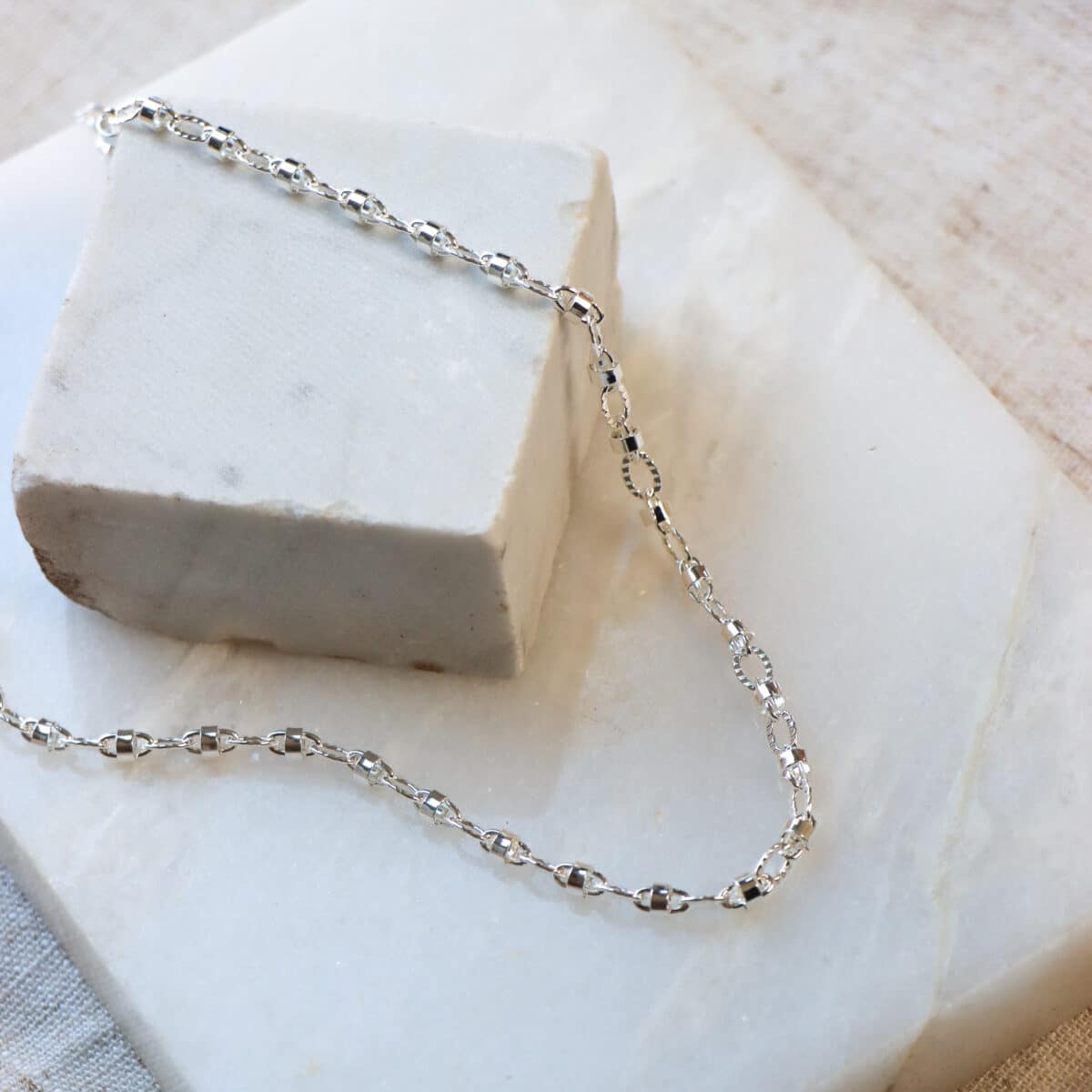 Oval loop necklace silver