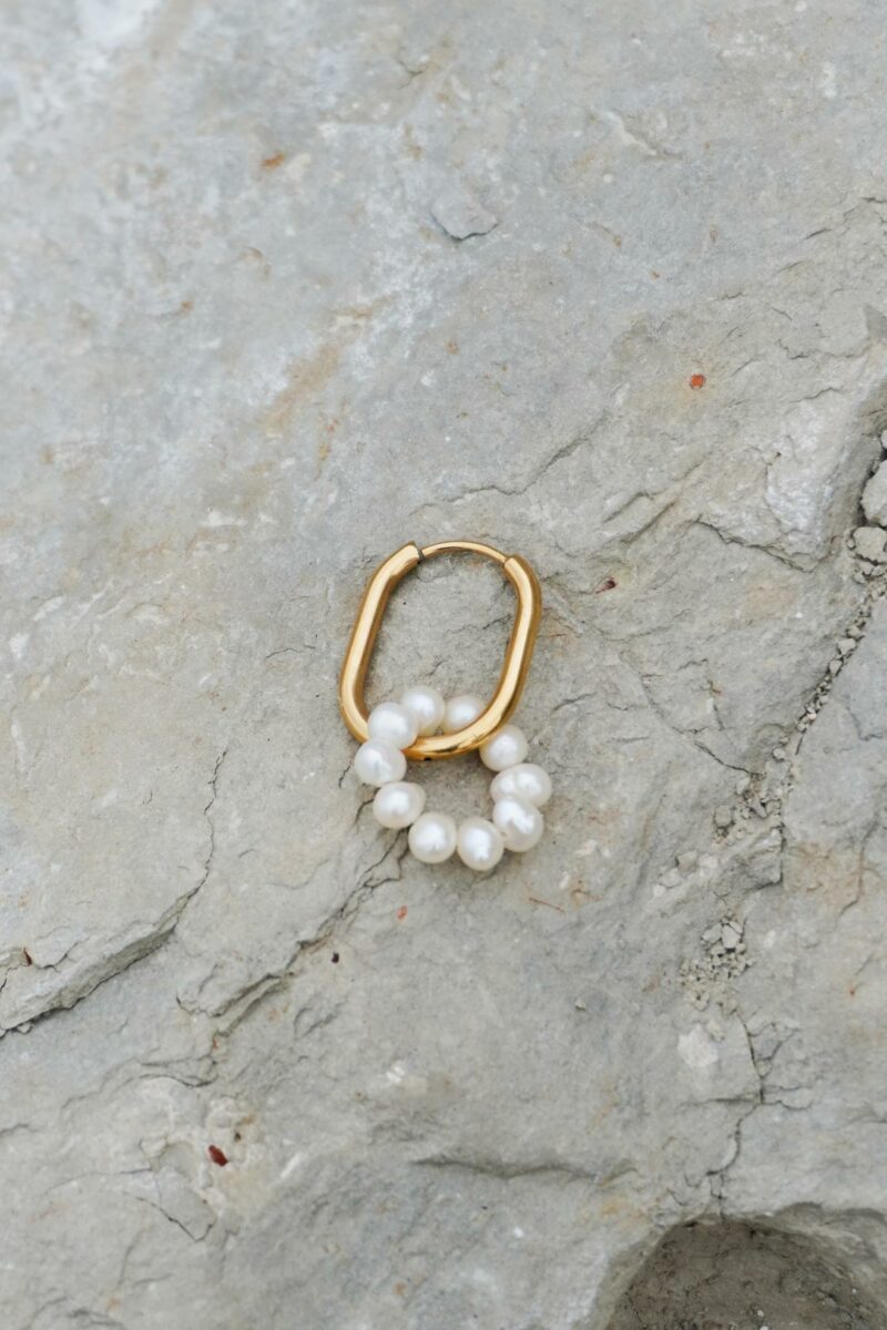 Oval pearl hoop gold