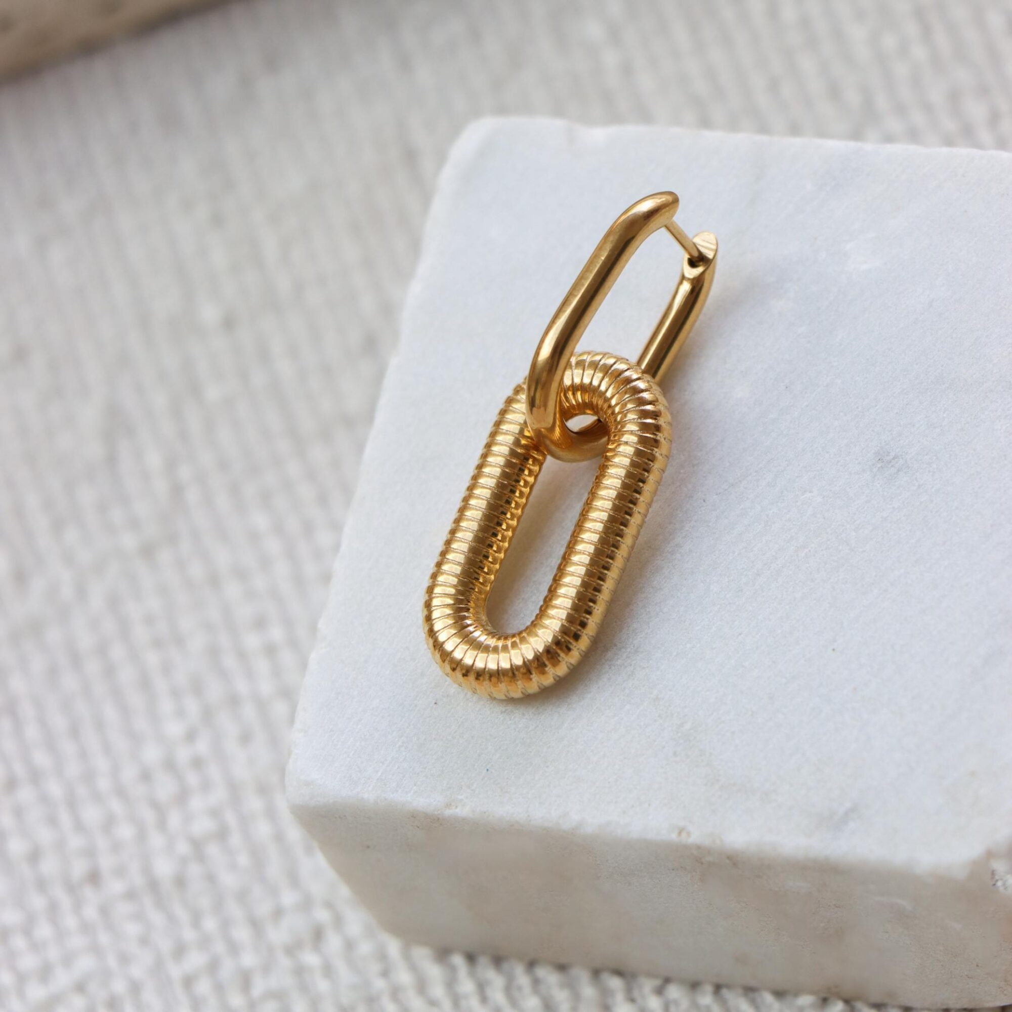 Oval stripe hoop gold