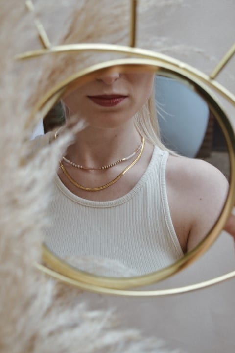 Perfect white choker gold