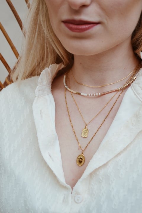 Perfect white choker gold