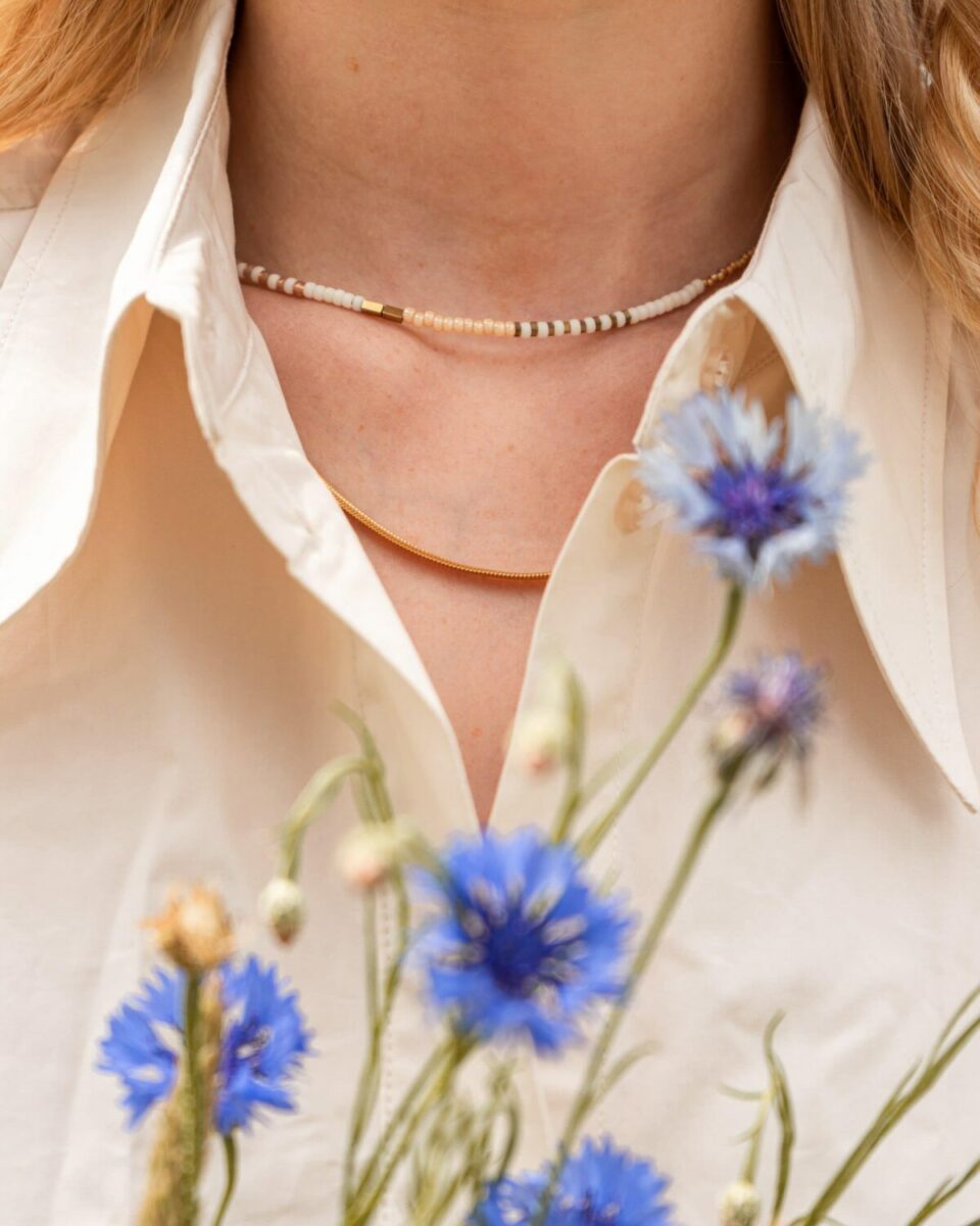 Perfect white choker gold