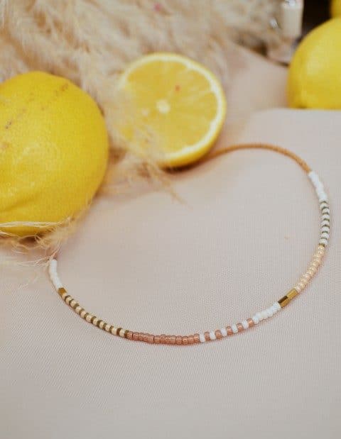Perfect white choker gold