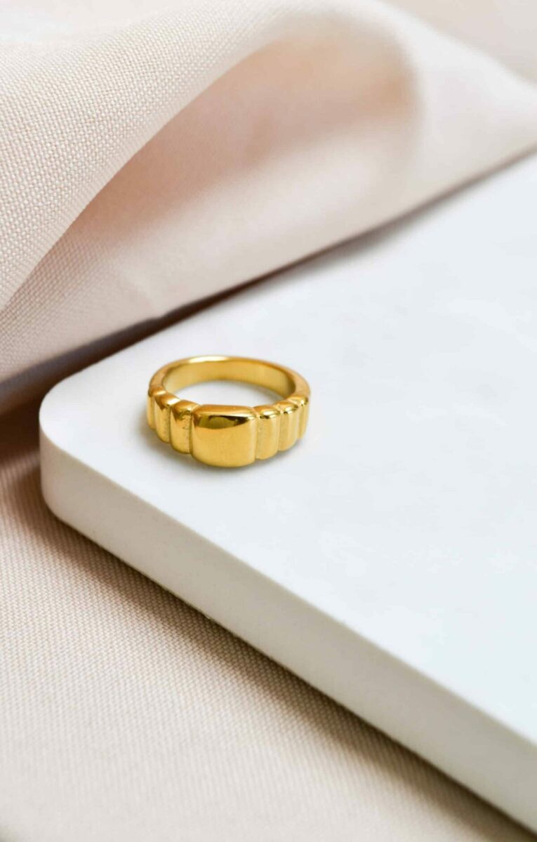 Rectangle ring gold