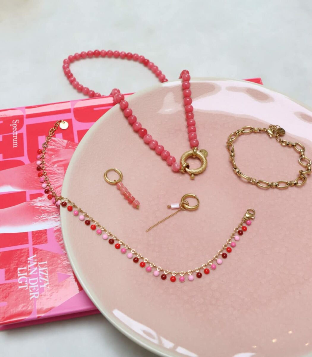 Red dots choker gold