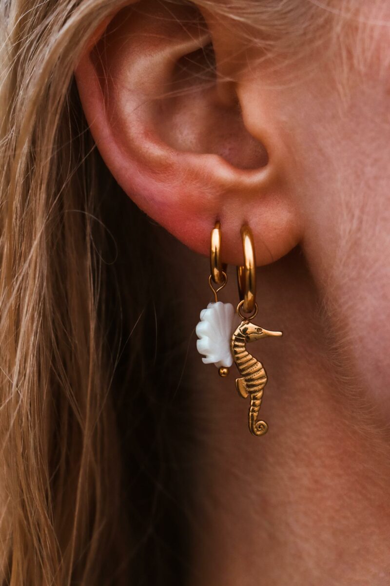 Seahorse hoop gold